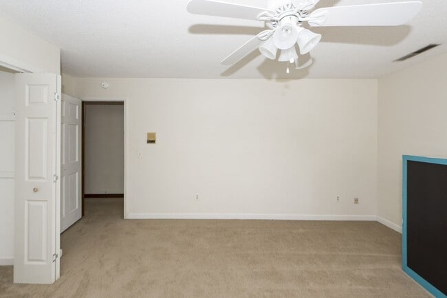 Building Photo - 5 Bedroom 3 Bath Home in Parkshore - Charl...