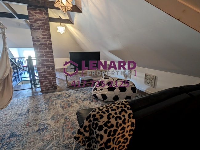 Building Photo - Beautiful And Spacious 3 Bedroom Home!