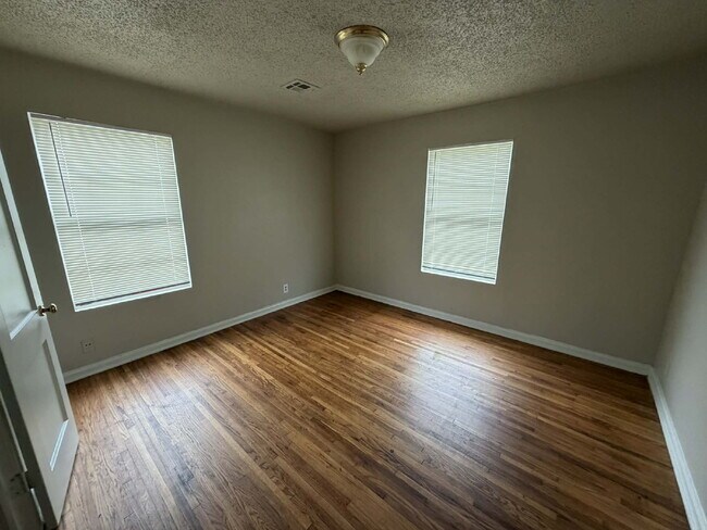 Building Photo - 3 Bed, 1 Bath near the Tisdale