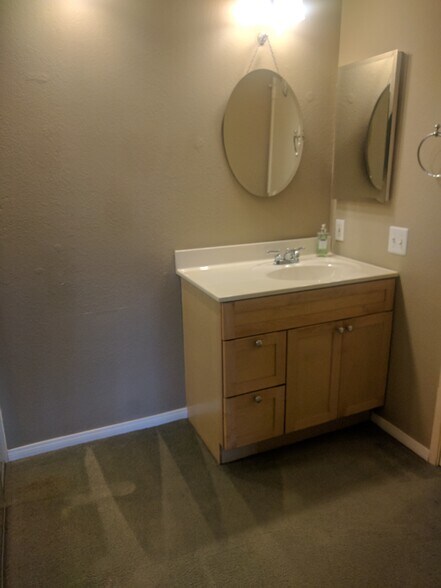 Master Vanity - 4065 Porte La Paz