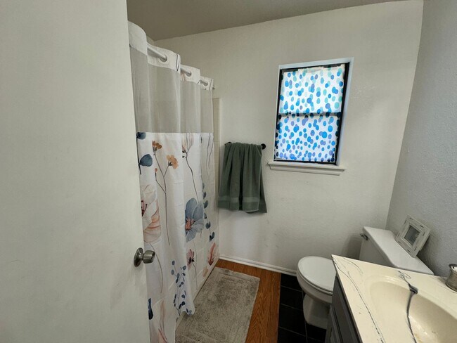 Building Photo - Charming 3 Bed, 2 Bath 2-Story Home in Moore!