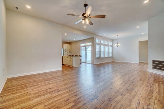 Building Photo - 4 bedroom condo in Suffolk