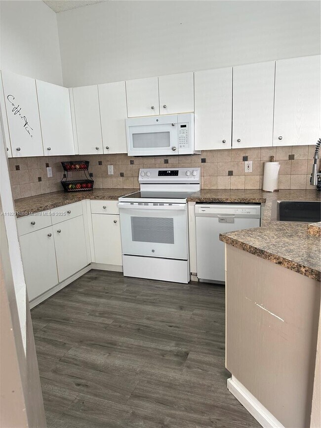Building Photo - 4025 Pine Ridge Ln
