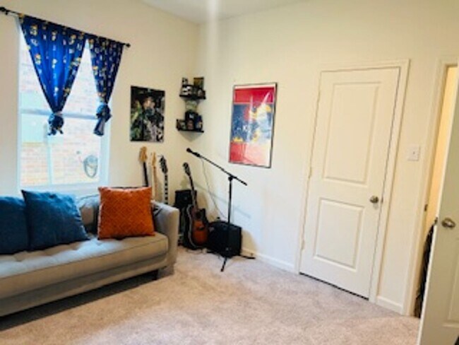 Building Photo - Spacious Open-Concept Home Next to Gated D...