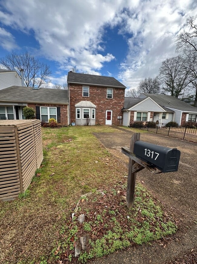 Building Photo - 3 Bedroom Townhome in Hixson Tennessee! Pet-friendly!