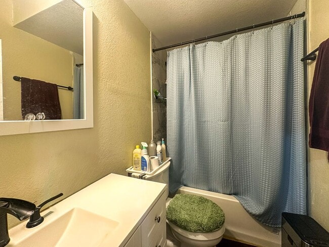 Building Photo - Grand 6bd 4ba Crystal Valley home with an in-law suite!!!