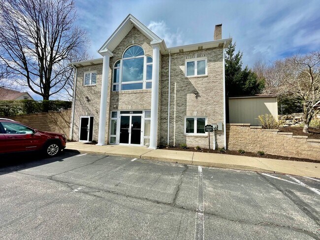 Building Photo - 2 Bed 2 full and 2 1/2 Bath- Imperial PA