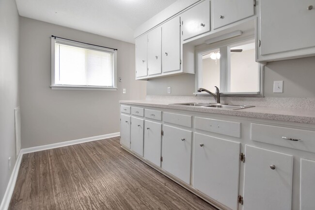 Building Photo - Pet Friendly Three Bedroom!