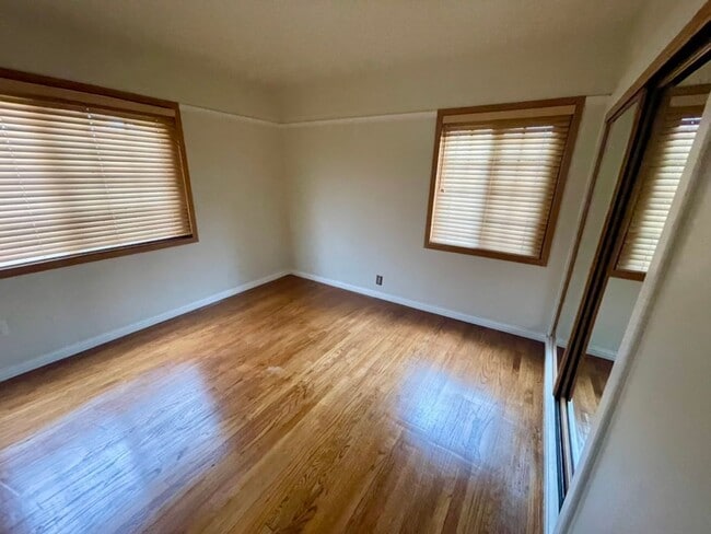 Building Photo - Indoor/outdoor living, spacious 4/2 on a quiet street in Mills Estates