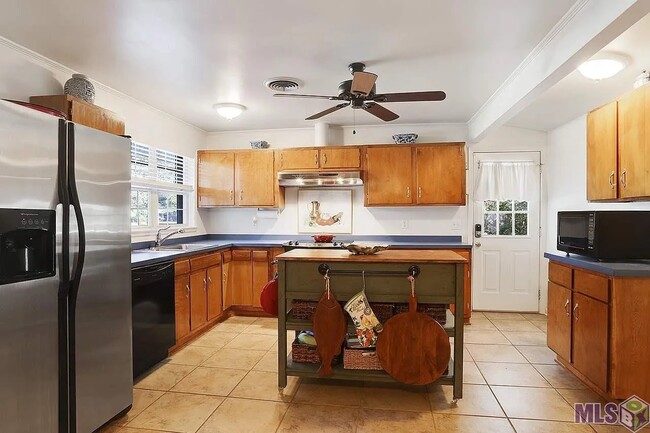 Building Photo - 8032 Sholar Dr