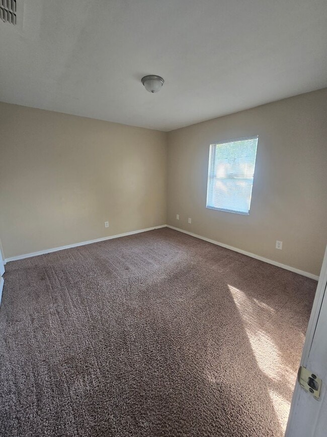 Building Photo - 3 bedroom 1 bath home