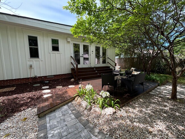Building Photo - Gorgeous updated furnished cottage!