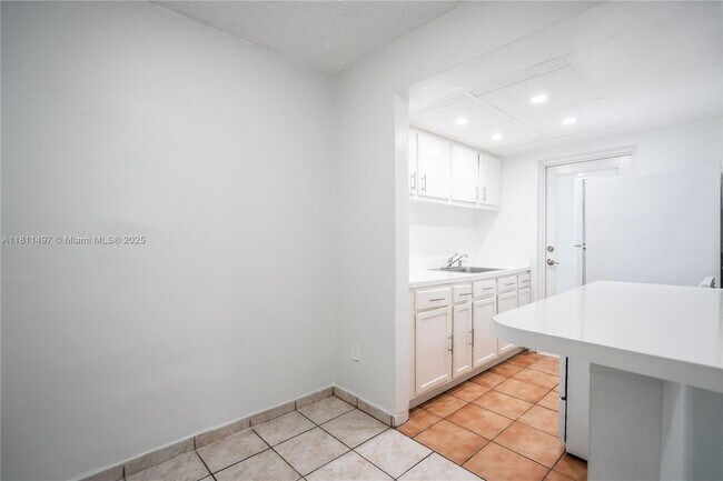 Building Photo - 6650 Miller Dr