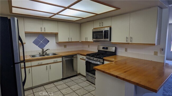Building Photo - 25604 Sharp Dr