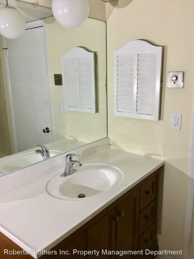 Building Photo - 1 br, 1 bath House - 1088 Sea Cliff Dr N