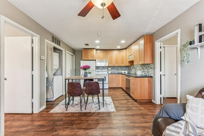 Building Photo - 1624 Aquarena Springs Dr