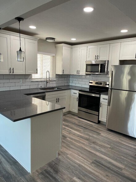Primary Photo - 216 S Clay Ave