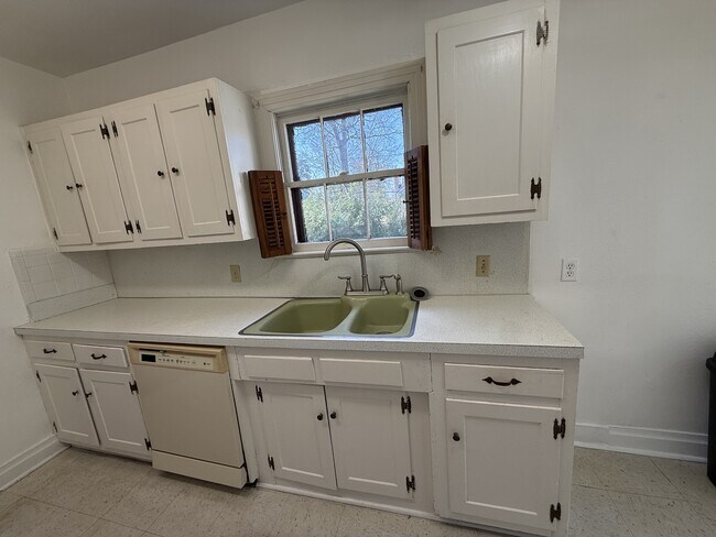 Building Photo - 565 24th St