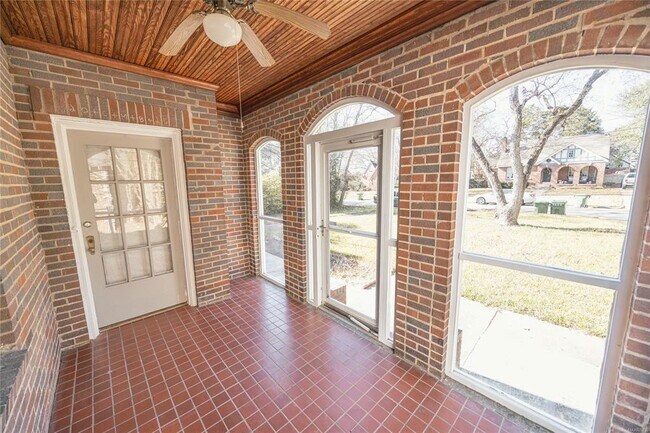 Building Photo - 3355 Lexington Rd