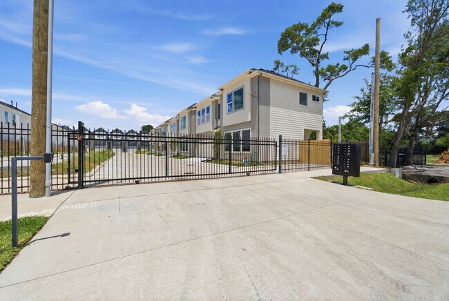 Building Photo - 8910 Knoll Leaf Dr