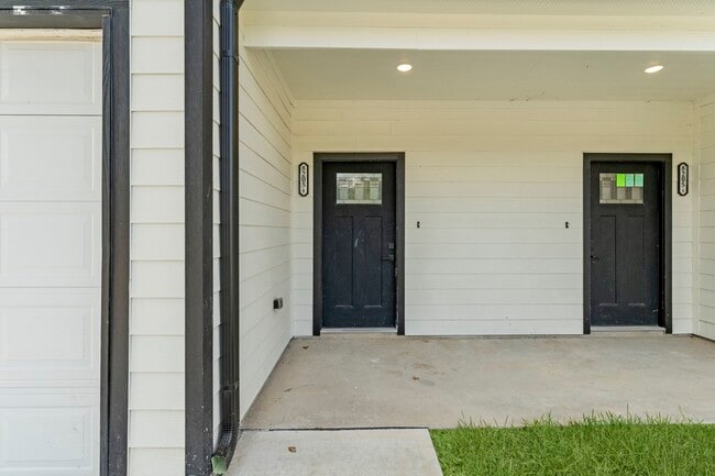 Building Photo - 8205 Carver Rd