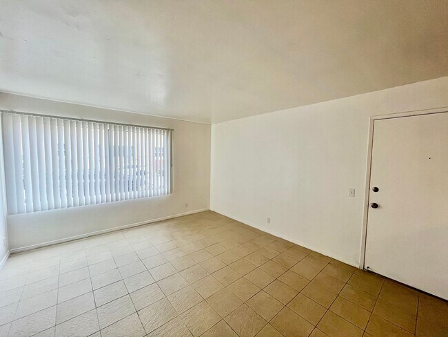 Building Photo - 3917 Spring Dr