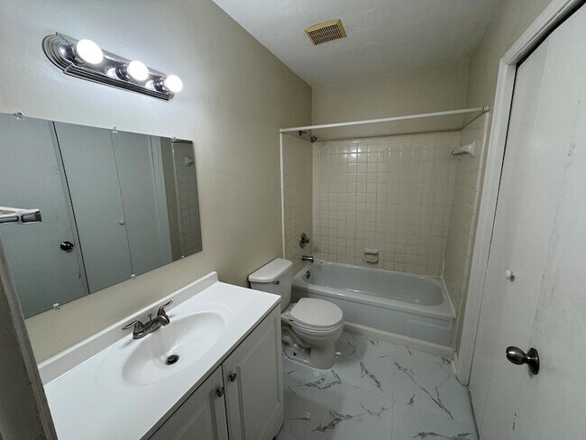 Building Photo - 1401 Lazy Brook