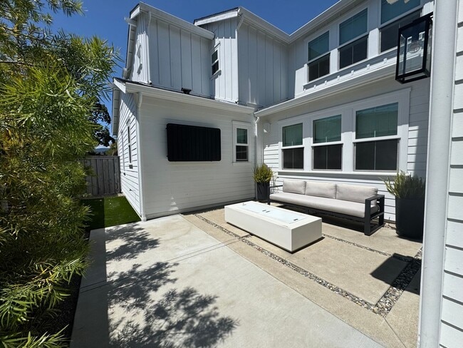 Building Photo - Amazing San Carlos Home