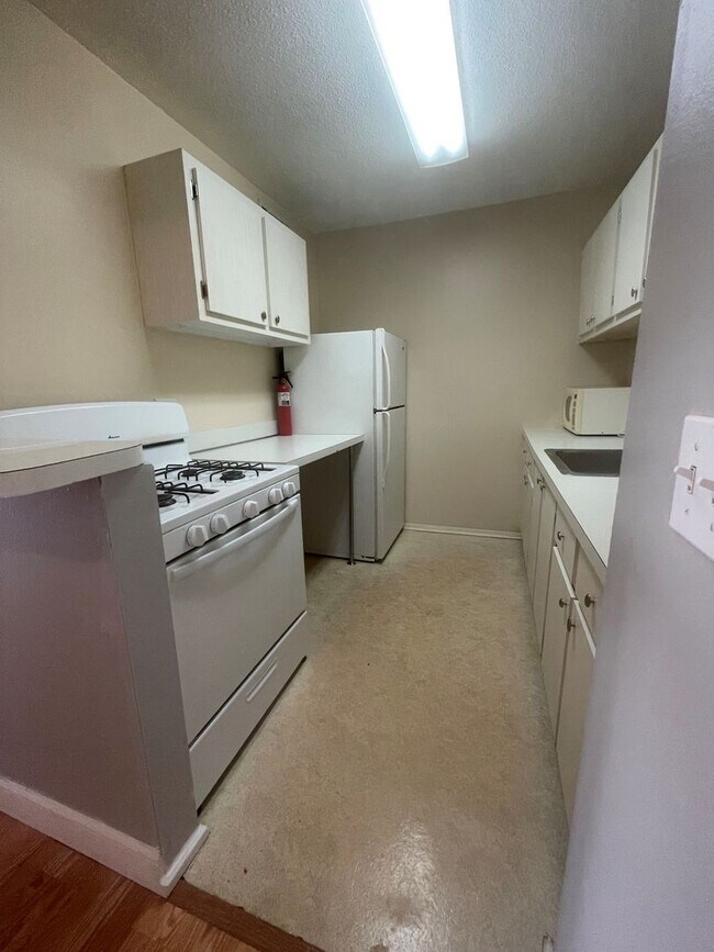 Building Photo - 1700 SW 16th Ct
