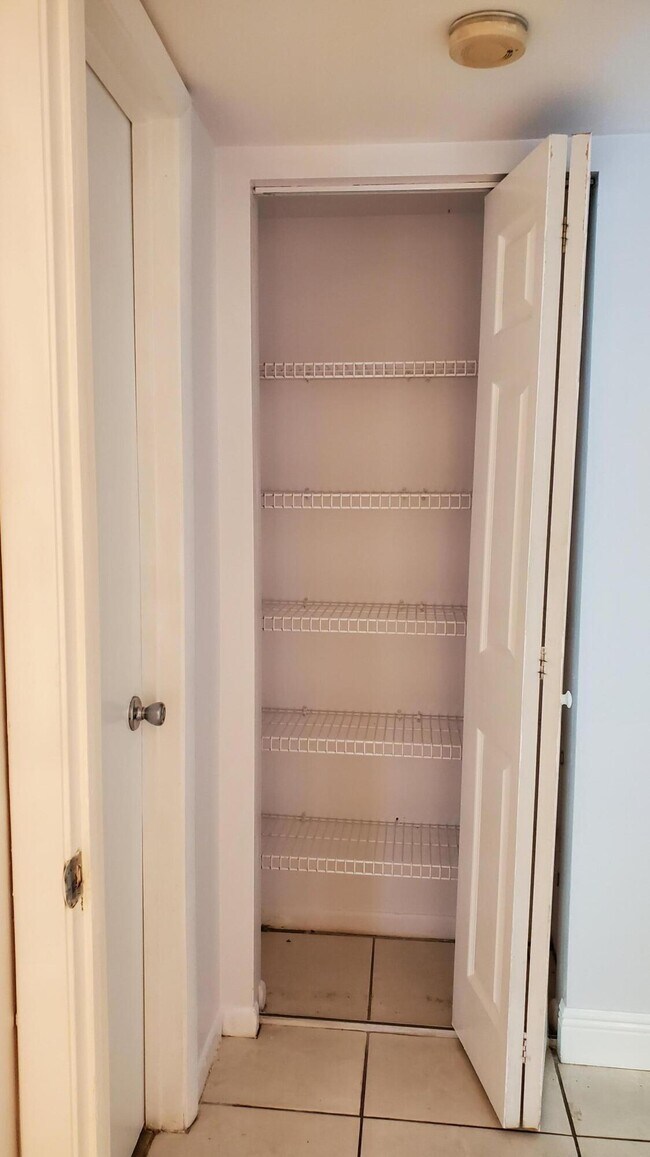 Building Photo - 721 N Pine Island Rd