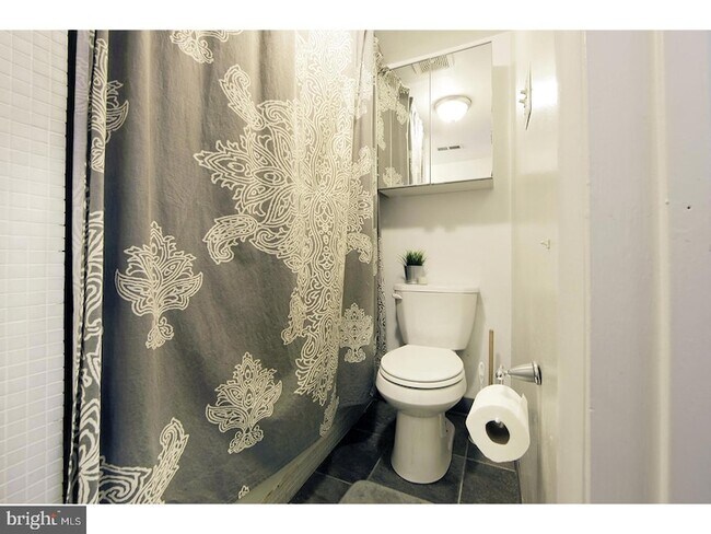 Building Photo - 447 Fairmount Ave