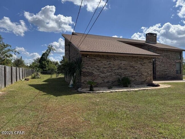 Building Photo - 833 W Pierson Dr