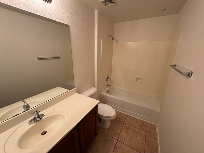 Building Photo - 4 Bedroom - 3.5 Bath Townhome in Gilbert