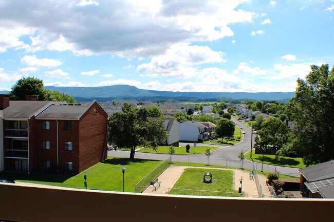 Building Photo - Stunning Fully Remodeled 3BR Condo at Madison Manor – Available This July!