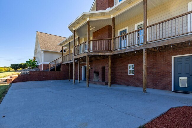Building Photo - Greenback 37742 - 4 bedroom, 4.5 bath home...