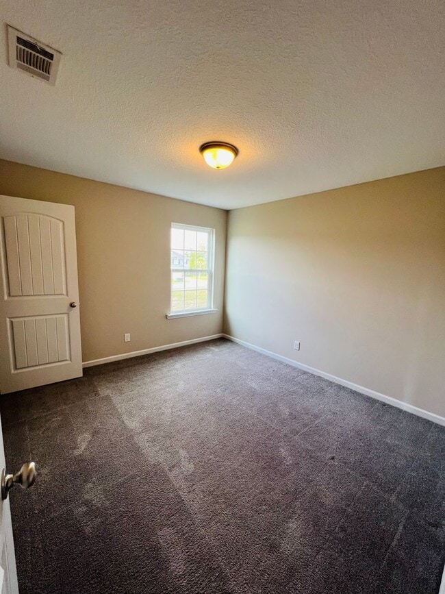 Building Photo - AVAILABLE NOW!