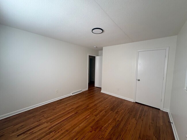 Building Photo - 702 W Fairfield Rd