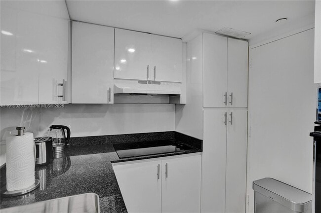 Building Photo - 3 Island Ave