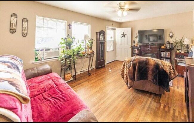 Building Photo - 3306 1st Pl