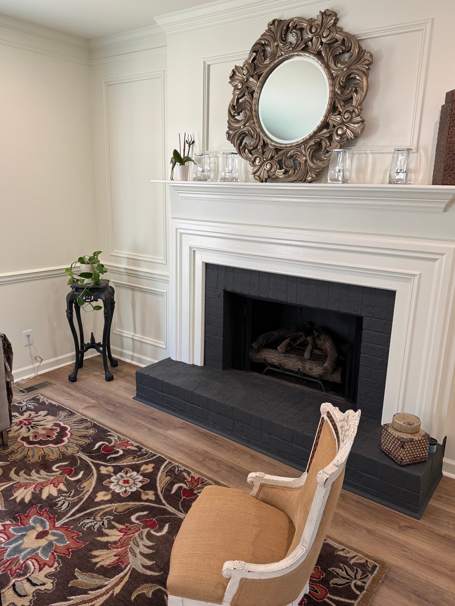 Gas log fireplace - 117 Battery Way