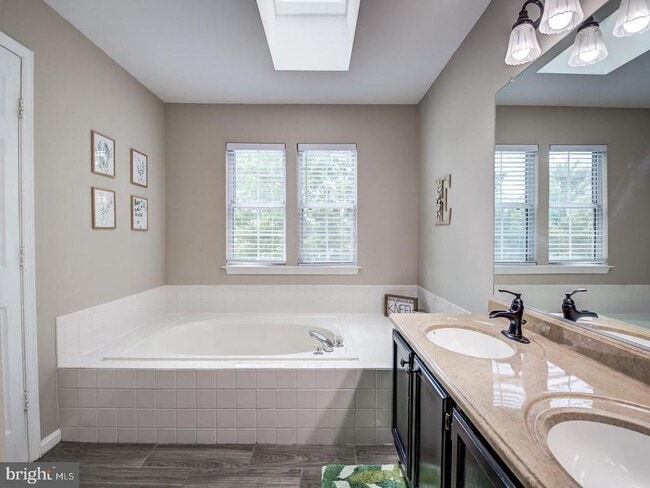 Building Photo - 15744 Beau Ridge Dr