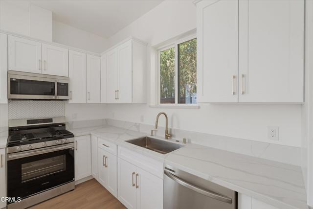 Building Photo - 10558 Encino Ave