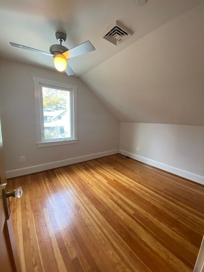 Building Photo - 4 Bedroom / 2 Bath Eastport Cape Cod