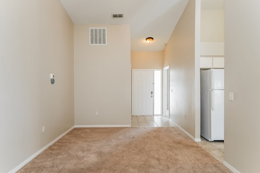 Building Photo - 2132 Ridgemore Dr