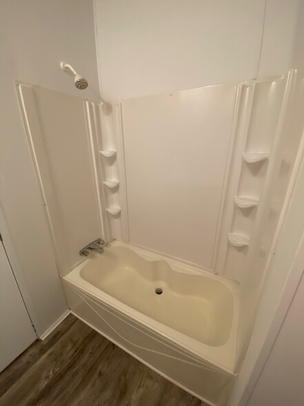 Hall bath with combo shower/tub - 1220 Montlake Rd