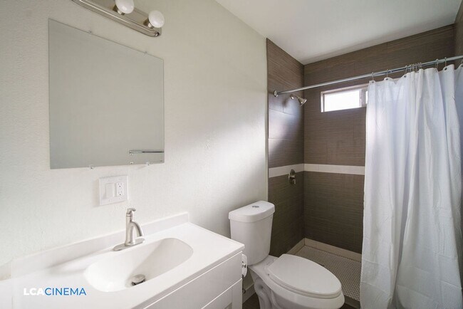 Building Photo - 627 Hood Dr