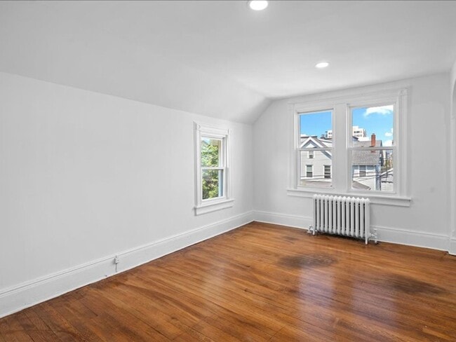 Building Photo - Spacious Pet Friendly 4 Bedroom Rental in ...