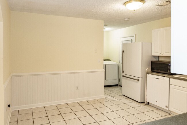 Building Photo - Beautiful 4 bedroom in the heart of Mossy ...