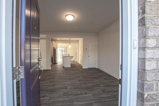 Building Photo - BEAUTIFUL 2 Bedroom Townhome in MIDLAND - Move In Special