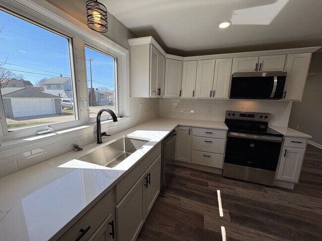 Building Photo - BEAUTIFULLY UPDATED 2 Bedroom / 1.5 Bath home in Penn Trafford School District